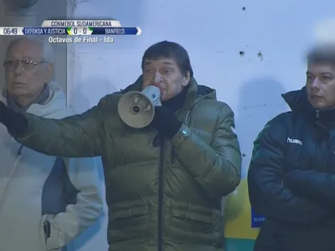 Falcioni dio las indicaciones ¡con un megáfono! y explotó Twitter