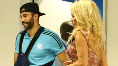 Adil Rami junto a Pamela Anderson.