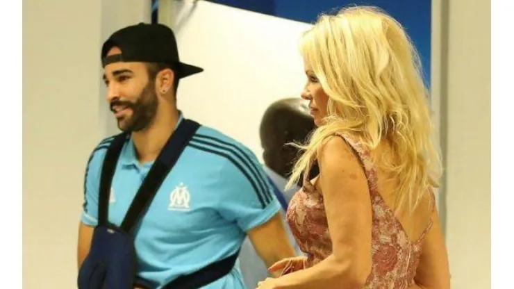 Adil Rami junto a Pamela Anderson.