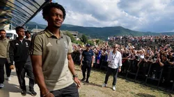 Cuadrado presentó la nueva camiseta alternativa de Juventus y lo llenaron de elogios como modelo.