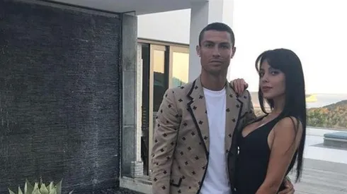 Cristiano subió una foto con su novia, quien tenía la camiseta de Juventus ¿y nada abajo?