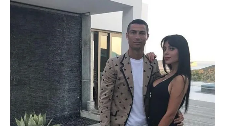 Cristiano subió una foto con su novia, quien tenía la camiseta de Juventus ¿y nada abajo?