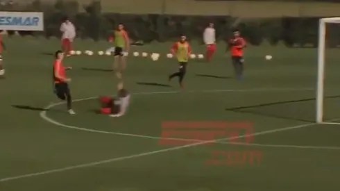 Video: a Santos Borré no le importó nada el invicto de Armani y le metió un golazo en la práctica