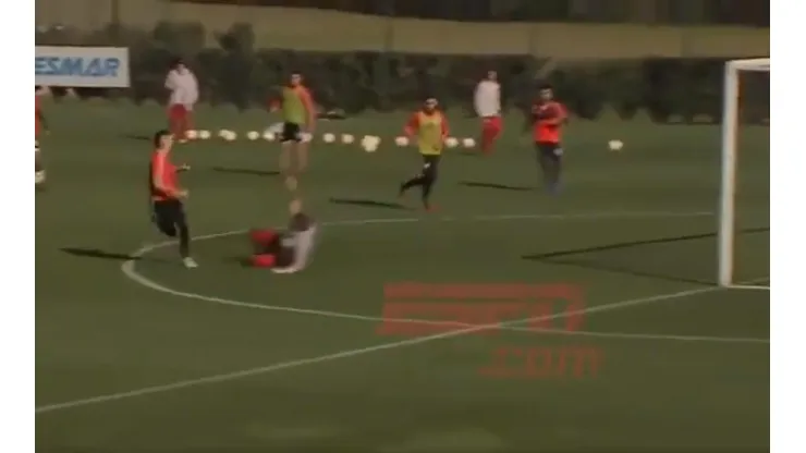 Video: a Santos Borré no le importó nada el invicto de Armani y le metió un golazo en la práctica