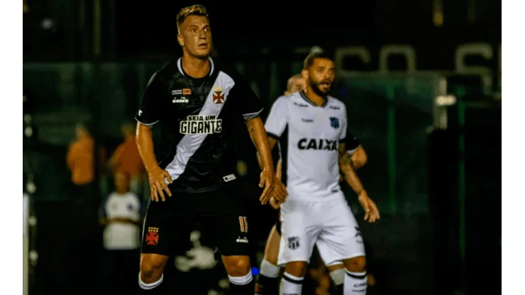 ¡Solo! Contra el arquero, Maxi perdió un gol insólito.