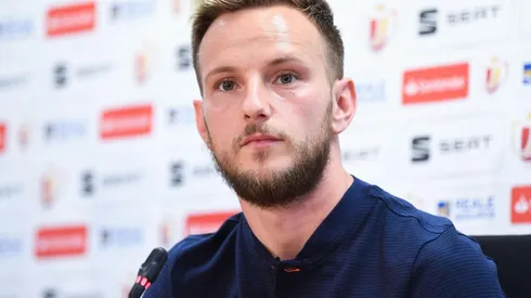 Rakitic en conferencia de prensa con el Barcelona