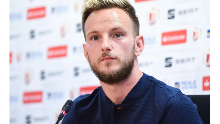Rakitic en conferencia de prensa con el Barcelona