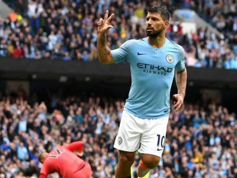 ¡Ternura! Agüero le regaló la pelota del partido a su hijo