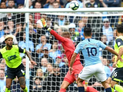 Agüero bailó con la defensa y el portero del Huddersfield antes de marcar un golazo