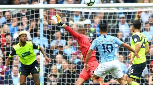 Agüero bailó con la defensa y el portero del Huddersfield antes de marcar un golazo