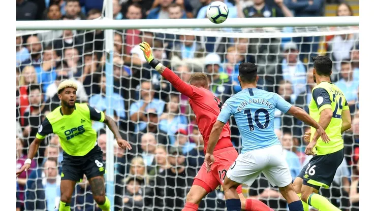 Agüero bailó con la defensa y el portero del Huddersfield antes de marcar un golazo