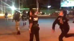 Policía enfrentándose a los aficionados en el Celaya vs San Luis.