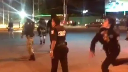 Policía enfrentándose a los aficionados en el Celaya vs San Luis.