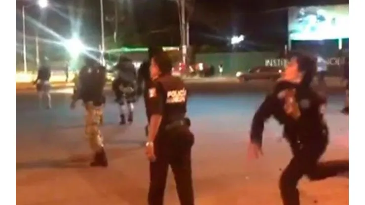 Policía enfrentándose a los aficionados en el Celaya vs San Luis.