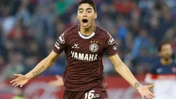 Miguel Almirón se sacó la camiseta en un festejo de gol y lució un enorme escudo de River.