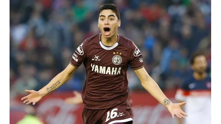 Miguel Almirón se sacó la camiseta en un festejo de gol y lució un enorme escudo de River.
