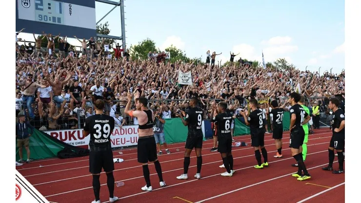 Eintracht Frankfurt agradeciendo a su afición.