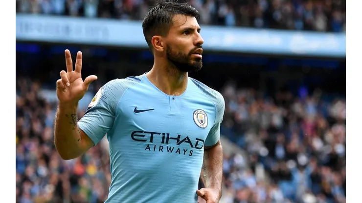 Agüero celebra su tercer gol ante el Huddersfield
