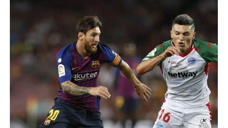 Quedó tirado en el césped: Messi encaró a Wakaso y casi lo deja sin cadera