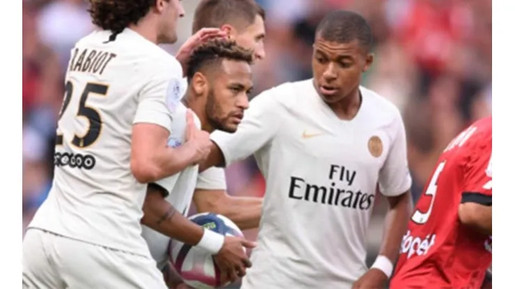Neymar celebra junto a Mbappé.