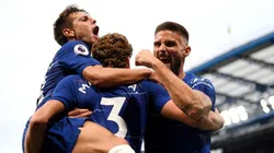 TODOS CON ALONSO. Marcos Alonso celebra ante los fanáticos del Chelsea el 3-2 final.