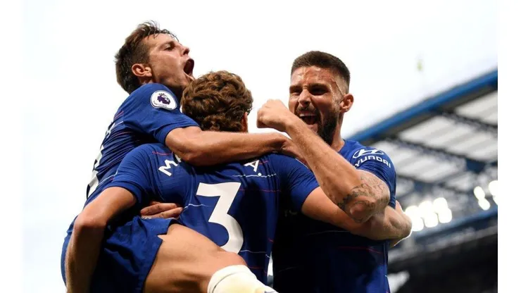 TODOS CON ALONSO. Marcos Alonso celebra ante los fanáticos del Chelsea el 3-2 final.