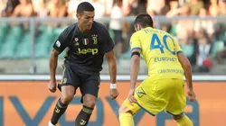 MANO A MANO. Cristiano Ronaldo busca la individual en la banda izquierda del campo (Foto: Getty).