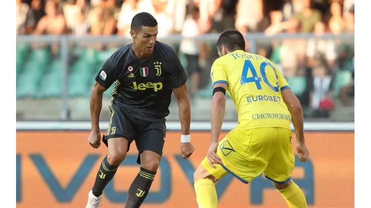 MANO A MANO. Cristiano Ronaldo busca la individual en la banda izquierda del campo (Foto: Getty).
