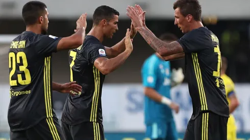CHOQUE LOS CINCO. Cristiano Ronaldo se saluda con Mandzukic y Can tras la victoria (Foto: Getty).