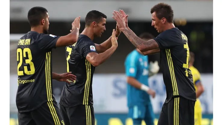 CHOQUE LOS CINCO. Cristiano Ronaldo se saluda con Mandzukic y Can tras la victoria (Foto: Getty).