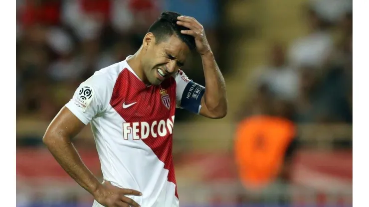 DOLOR DE CABEZA. Falcao se lamenta por el penal errado con Mónaco ante Lille.