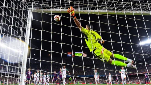 La curva fue casi perfecta, pero no terminó en gol.