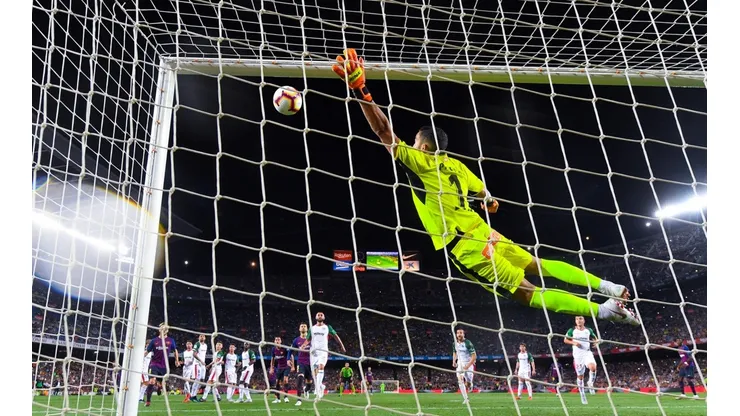 La curva fue casi perfecta, pero no terminó en gol.