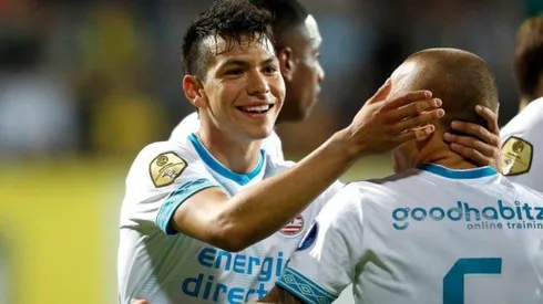 Hirving Lozano celebrando su anotación con el PSV.