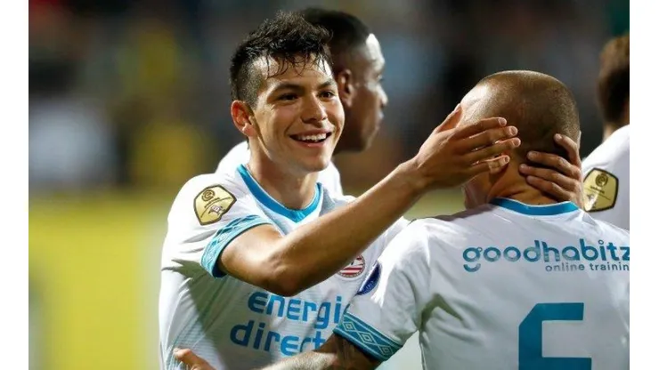 Hirving Lozano celebrando su anotación con el PSV.