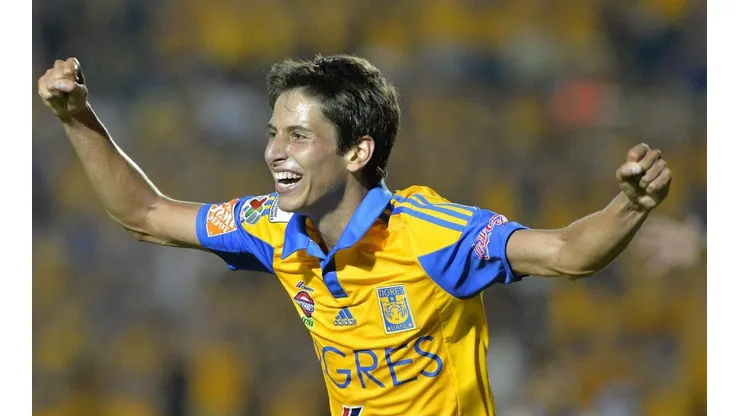 Jürgen Damm con la playera de Tigres.