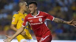 Enrique Triverio celebrando con la playera del Toluca.
