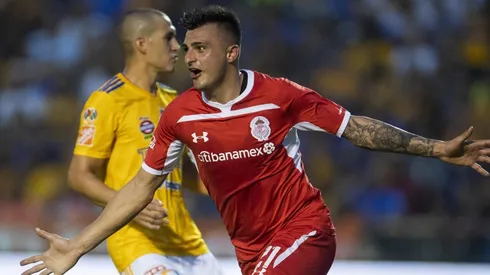 Enrique Triverio celebrando con la playera del Toluca.