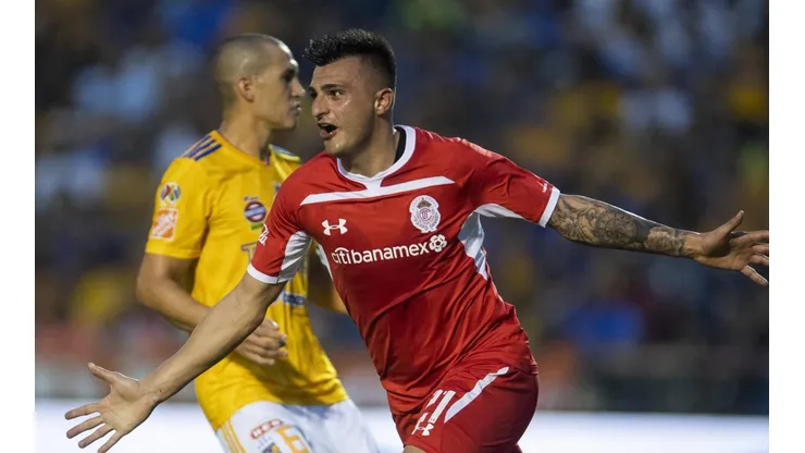 Enrique Triverio celebrando con la playera del Toluca.