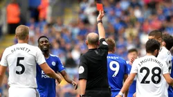 AFUERA. El árbitro expulsa a Vardy después de su criminal patada (Foto: Getty).