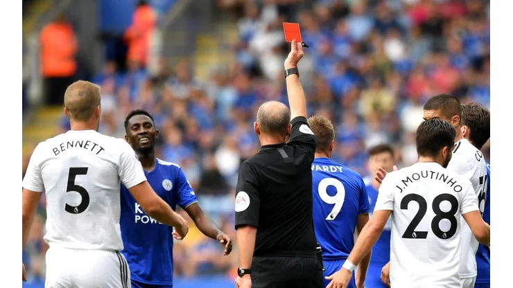 AFUERA. El árbitro expulsa a Vardy después de su criminal patada (Foto: Getty).