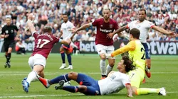 Chicharito en la jugada del penal a favor del West Ham.