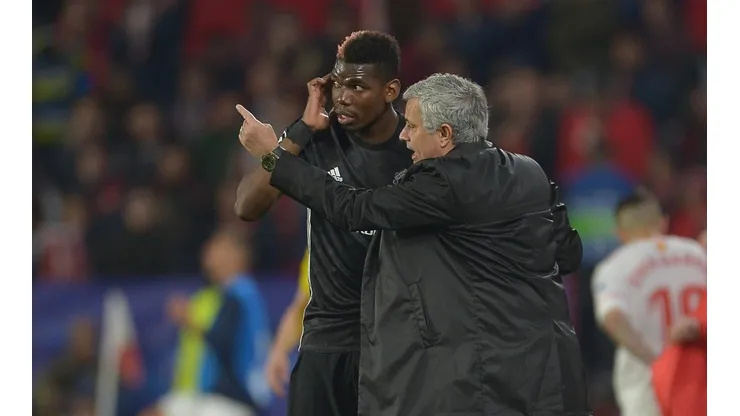 A LAS ÓRDENES. Paul Pogba escucha a José Mourinho por la última Champions League (Foto: Getty).