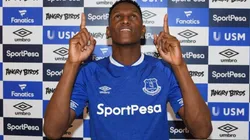 APUNTANDO AL CIELO. Yerry Mina durante su presentación como jugador del Everton.