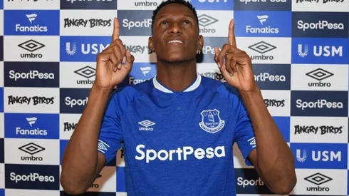 APUNTANDO AL CIELO. Yerry Mina durante su presentación como jugador del Everton.