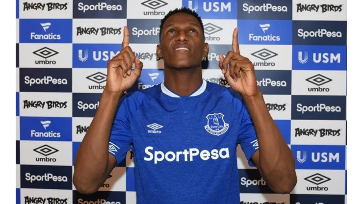 APUNTANDO AL CIELO. Yerry Mina durante su presentación como jugador del Everton.
