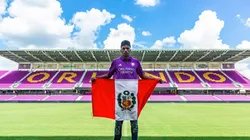 El exjugador de Wolfburgo posó con la camiseta del conjunto norteamericano y la bandera peruana.