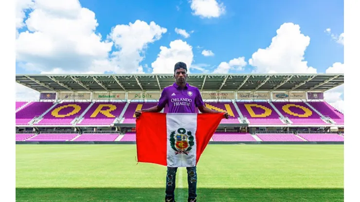 El exjugador de Wolfburgo posó con la camiseta del conjunto norteamericano y la bandera peruana.