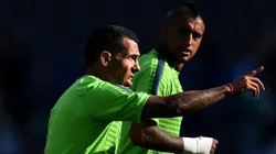 VIEJOS CONOCIDOS. Carlos Tevez y Arturo Vidal juntos en sus días en Juventus (Foto: Getty).