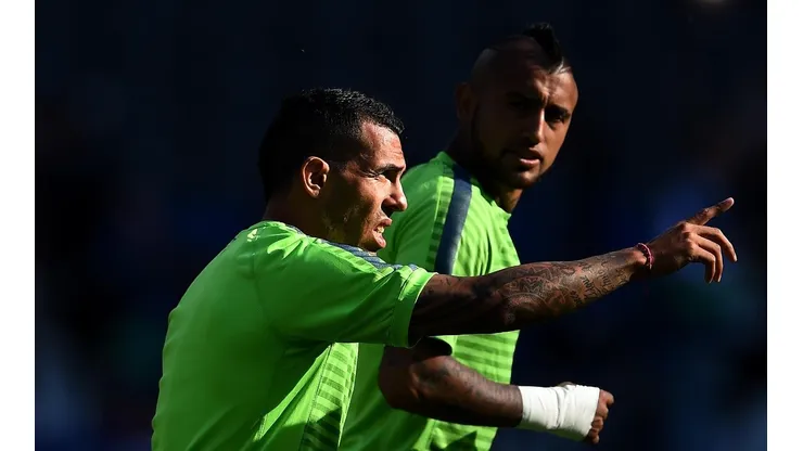VIEJOS CONOCIDOS. Carlos Tevez y Arturo Vidal juntos en sus días en Juventus (Foto: Getty).